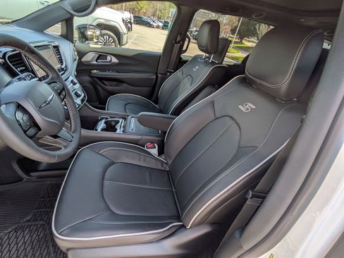 New 2026 Chrysler Pacifica Limited FWD image 19