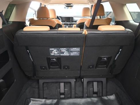 Used 2023 Kia Carnival LX image 29