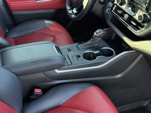 Used 2021 Toyota Highlander XSE image 16