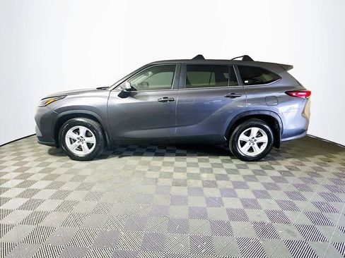 Used 2023 Toyota Highlander LE FWD image 5