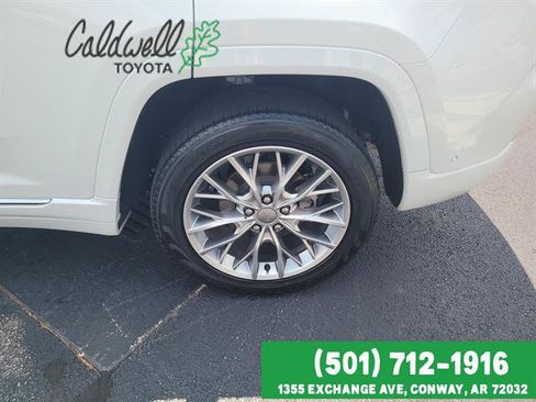 Used 2023 Jeep Grand Cherokee Summit AWD/4WD image 9