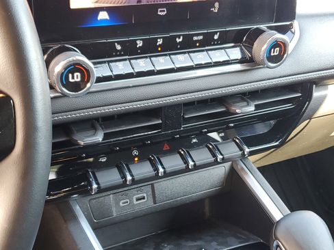 Used 2024 Chevrolet Colorado LT w/ LT Convenience Package II image 27