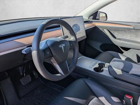 Used 2024 Tesla Model Y Long Range image 9