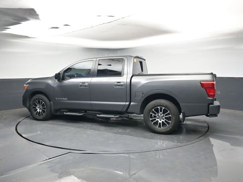 Used 2021 Nissan Titan SV w/ SV Convenience Package image 3