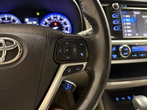 Used 2019 Toyota Highlander SE image 16