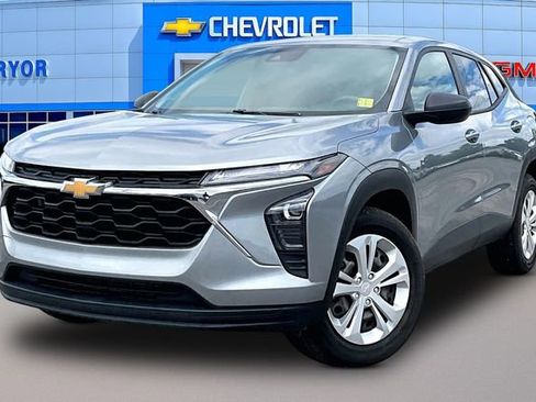 Used 2024 Chevrolet Trax LS w/ Driver Confidence Package FWD image 3