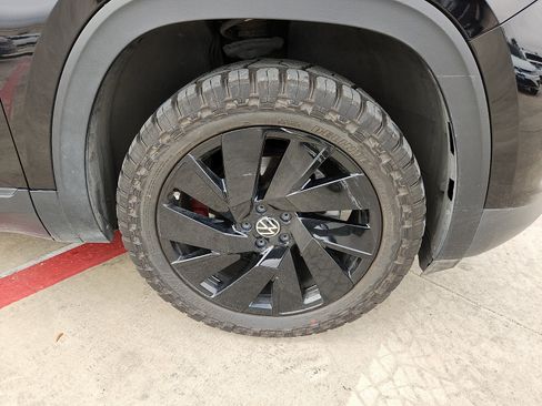 Used 2024 Volkswagen Atlas Cross Sport SE FWD image 9