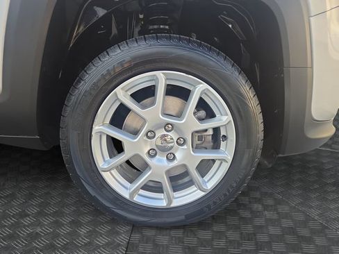 Used 2019 Jeep Renegade Latitude AWD/4WD image 38