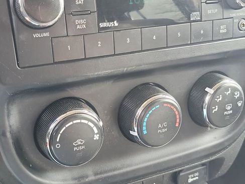 Used 2017 Jeep Patriot Latitude AWD/4WD image 24