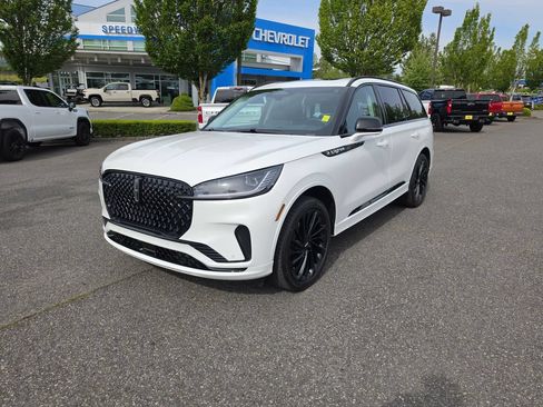 Used 2025 Lincoln Aviator Reserve w/ Equipment Group 201A AWD/4WD image 2