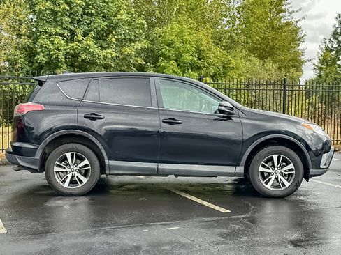Used 2018 Toyota RAV4 XLE FWD image 2