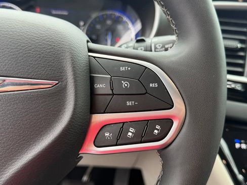 Used 2024 Chrysler Pacifica Touring-L FWD image 20
