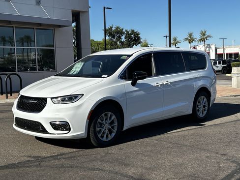 New 2025 Chrysler Pacifica Select image 2