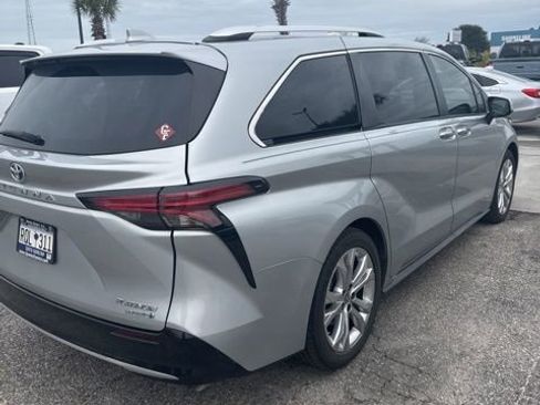Used 2021 Toyota Sienna Platinum image 7