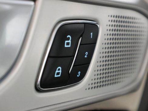 Used 2022 Ford Explorer Platinum w/ Technology Package image 37