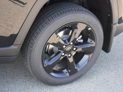 New 2025 Jeep Grand Cherokee Altitude image 4