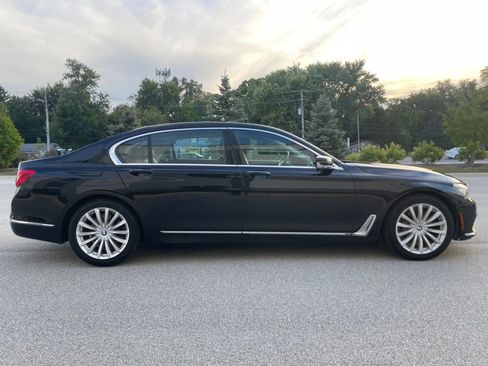 Used 2017 BMW 740i image 4