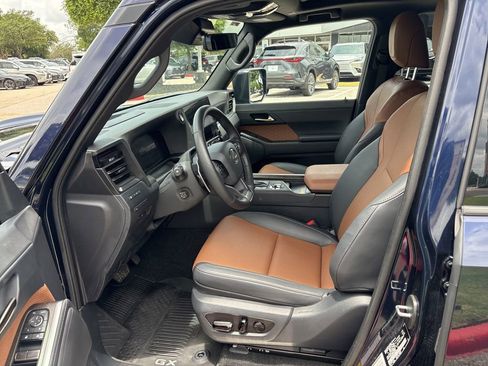 Used 2025 Lexus GX 550 w/ Accessory Package (2T) AWD/4WD image 19