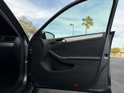 Used 2017 Volkswagen Jetta S image 32