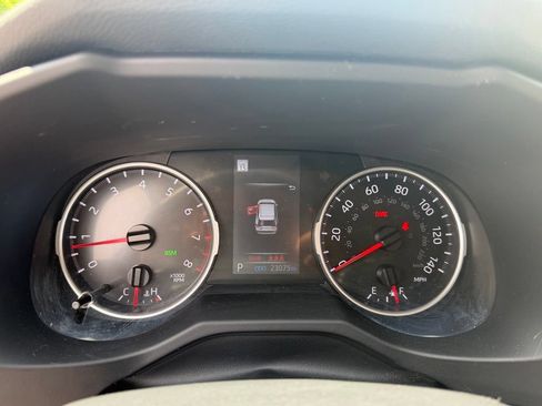 Used 2021 Toyota RAV4 XLE w/ Convenience Package FWD image 12