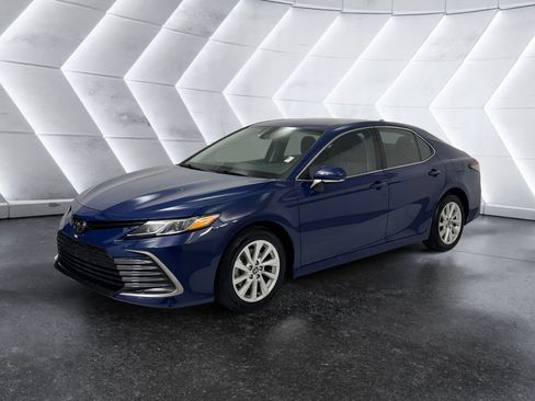Used 2023 Toyota Camry LE image 3