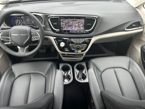 Used 2023 Chrysler Pacifica Touring-L FWD image 17