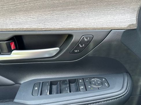 Used 2025 Toyota Grand Highlander AWD image 31