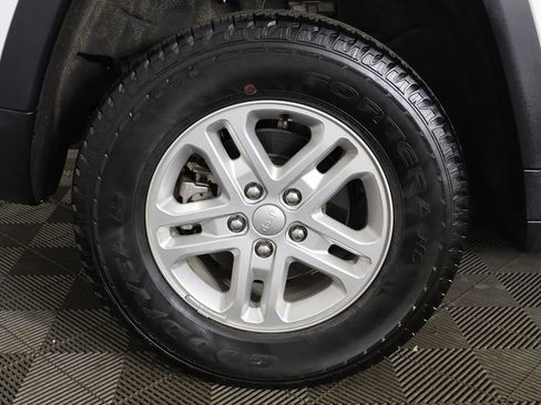 Used 2023 Jeep Grand Cherokee Laredo AWD/4WD image 19