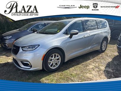 Used 2023 Chrysler Pacifica Touring-L