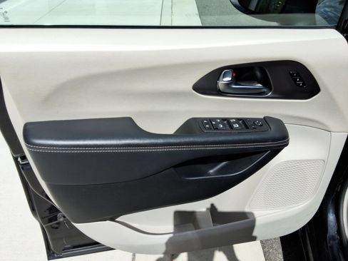 Used 2023 Chrysler Pacifica Touring-L FWD image 23