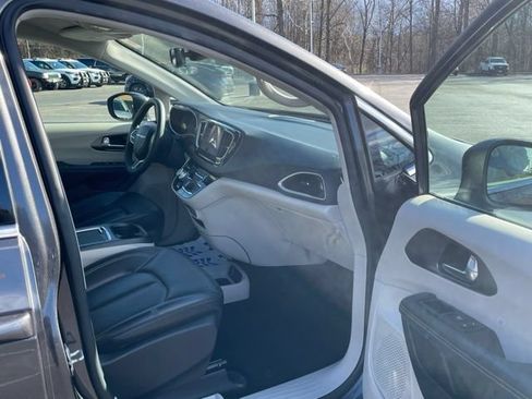 Used 2023 Chrysler Pacifica Touring-L FWD image 27