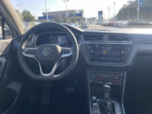 Used 2022 Volkswagen Tiguan SE FWD image 13