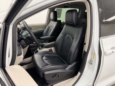 Used 2023 Chrysler Pacifica Touring-L FWD image 20