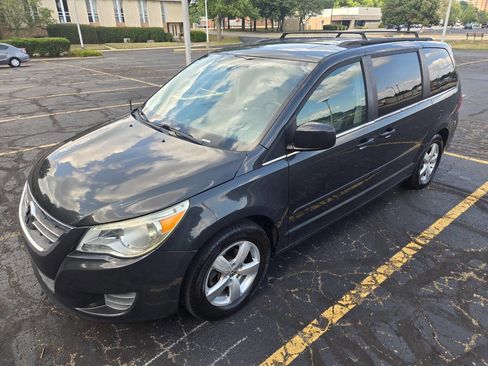 Used 2011 Volkswagen Routan SEL image 3