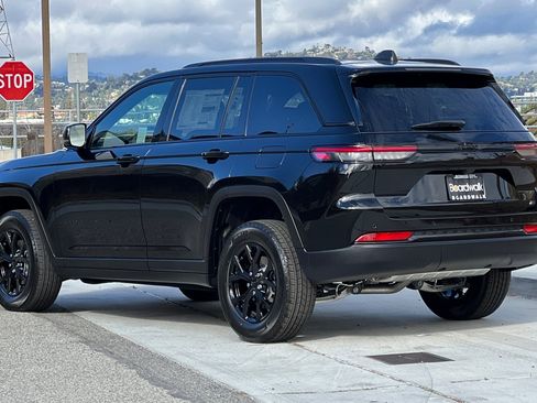 New 2025 Jeep Grand Cherokee Altitude image 6