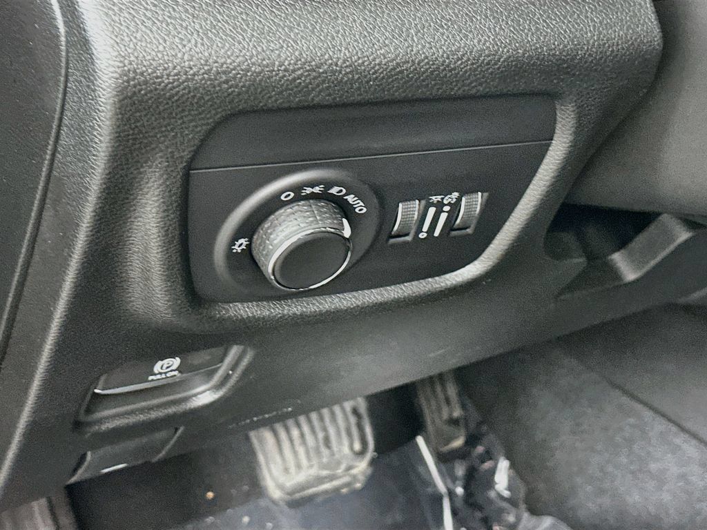 Certified 2025 Jeep Grand Cherokee Altitude AWD/4WD image 18