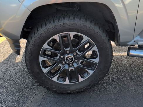 Used 2022 Toyota Tacoma SR AWD/4WD image 12