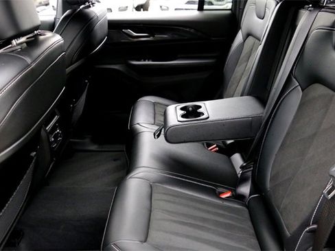 Used 2023 Jeep Grand Cherokee Altitude image 24