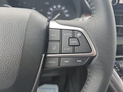 Used 2025 Toyota Sienna XLE image 25