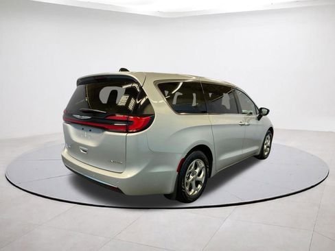 Certified 2024 Chrysler Pacifica Limited FWD image 6