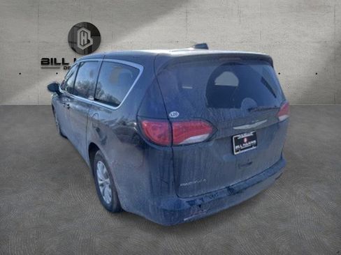 Used 2017 Chrysler Pacifica Touring w/ Tire & Wheel Group image 9