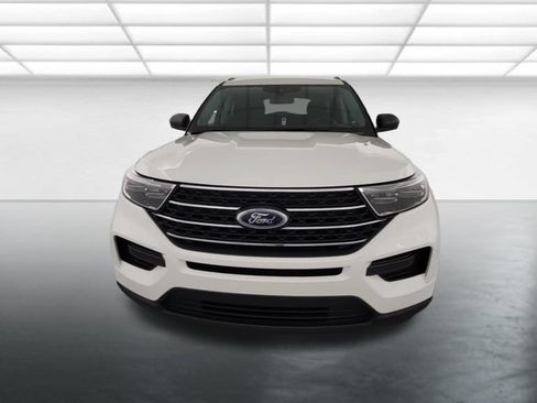 Used 2023 Ford Explorer XLT AWD/4WD image 2