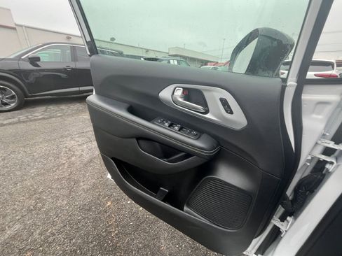 Used 2025 Chrysler Pacifica Limited FWD image 18