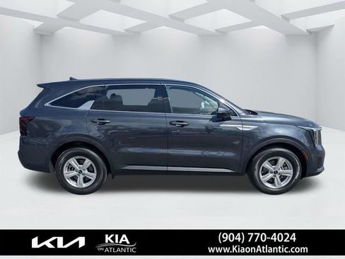 Used 2024 Kia Sorento LX image 2