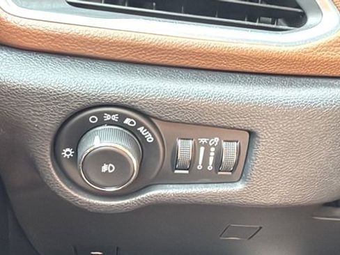 Used 2018 Chrysler Pacifica Limited image 16