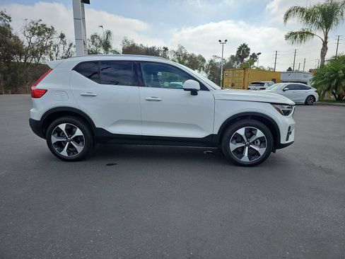 Used 2025 Volvo XC40 B5 Plus AWD/4WD image 4