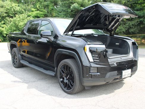 New 2026 GMC Sierra EV Elevation w/ LPO, Elevation Dark Package image 15