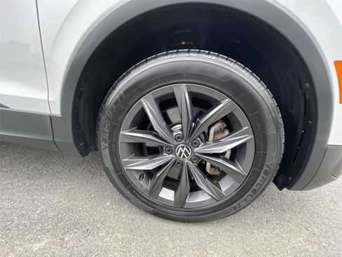 Used 2022 Volkswagen Tiguan SE w/ Panoramic Sunroof Package image 10