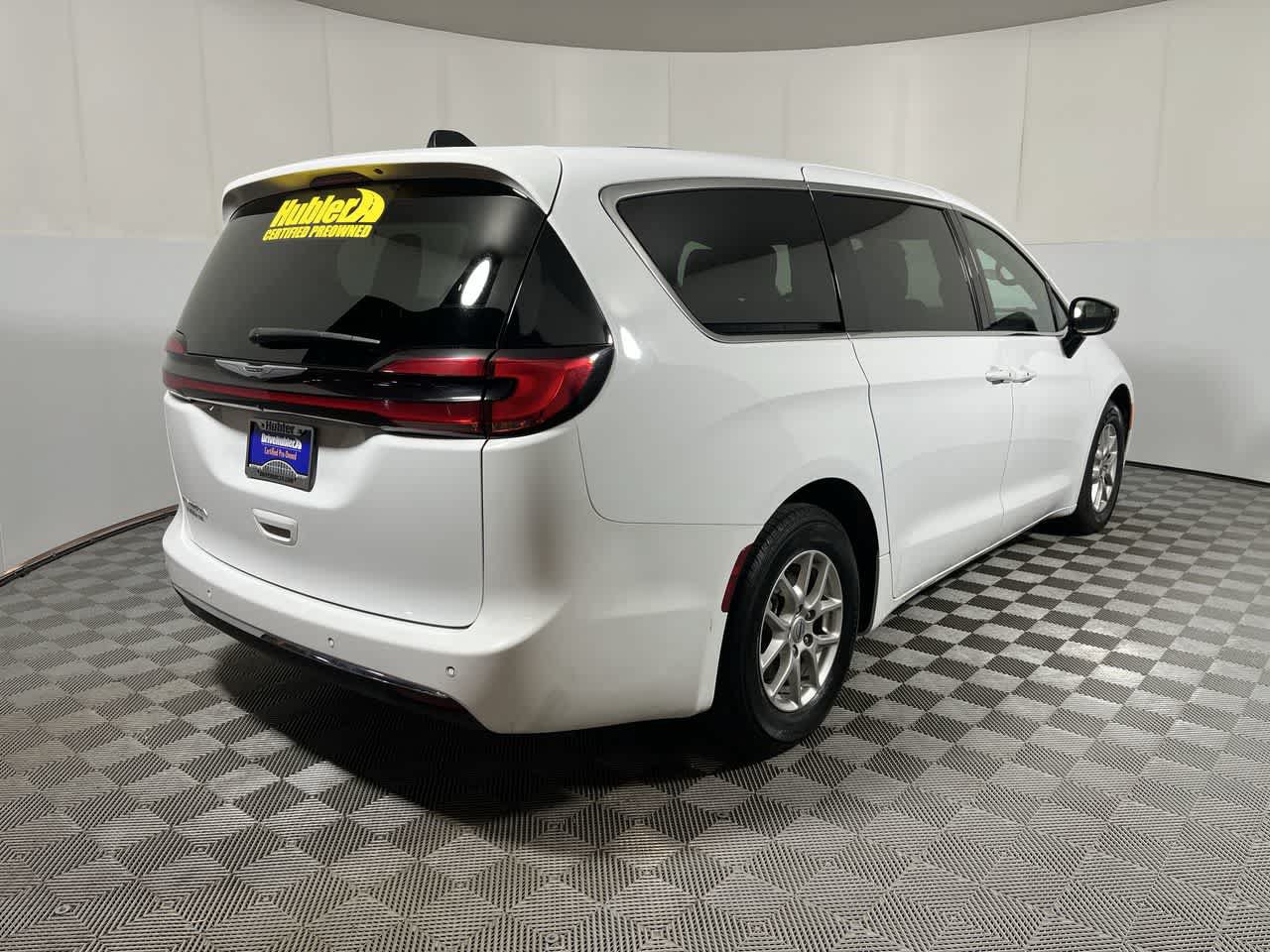 Used 2025 Chrysler Pacifica Select FWD image 8