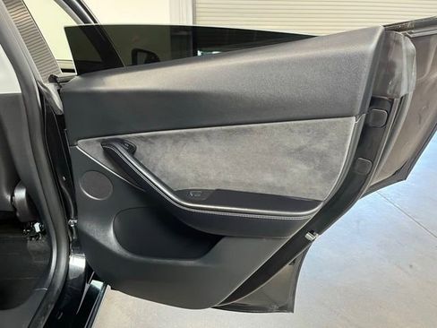 Used 2022 Tesla Model Y Long Range AWD/4WD image 15